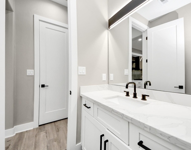 1805 Blodgett Street - Photo Thumbnail 13
