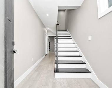 1805 Blodgett Street - Photo Thumbnail 3