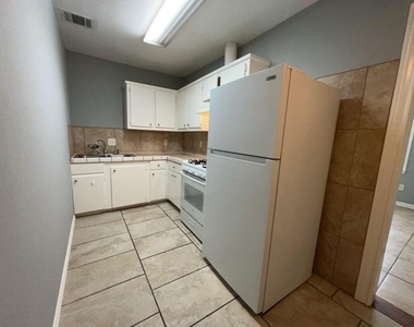 405 Johnson Street - Photo Thumbnail 4