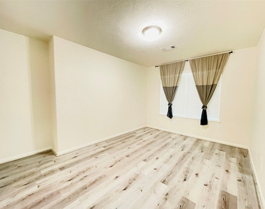 2406 Blue Reef Drive - Photo Thumbnail 3