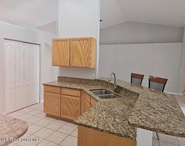 911 Wood Creek Drive - Photo Thumbnail 5