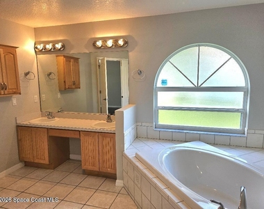 911 Wood Creek Drive - Photo Thumbnail 10
