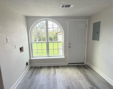 301 N Avenue C - Photo Thumbnail 9