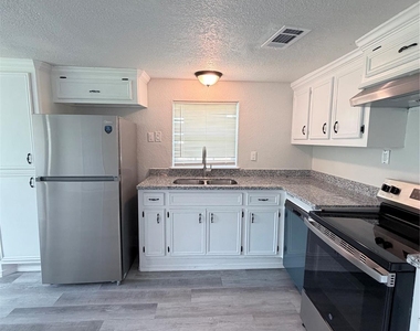 301 N Avenue C - Photo Thumbnail 8