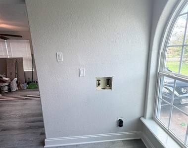 301 N Avenue C - Photo Thumbnail 10