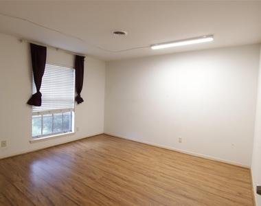 8419 Roos Road - Photo Thumbnail 18