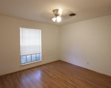 8419 Roos Road - Photo Thumbnail 15