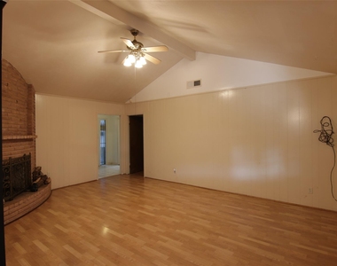 8419 Roos Road - Photo Thumbnail 5
