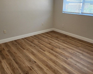 924 Kings Post Road - Photo Thumbnail 17