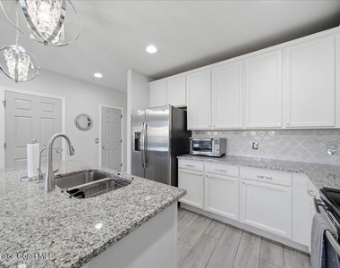 1320 Lara Circle - Photo Thumbnail 11