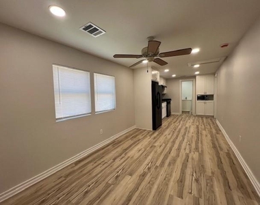 407 1/2 Walton Street - Photo Thumbnail 8