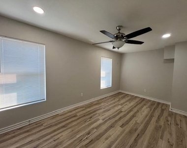 407 1/2 Walton Street - Photo Thumbnail 10