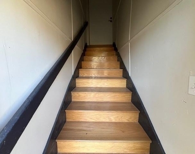 407 1/2 Walton Street - Photo Thumbnail 4