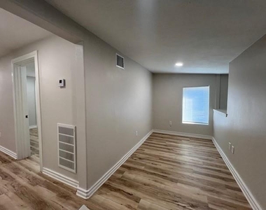 407 1/2 Walton Street - Photo Thumbnail 7