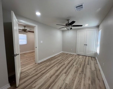407 1/2 Walton Street - Photo Thumbnail 13