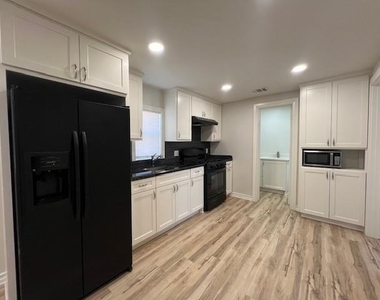 407 1/2 Walton Street - Photo Thumbnail 2
