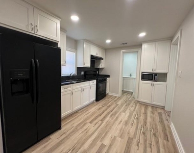 407 1/2 Walton Street - Photo Thumbnail 11