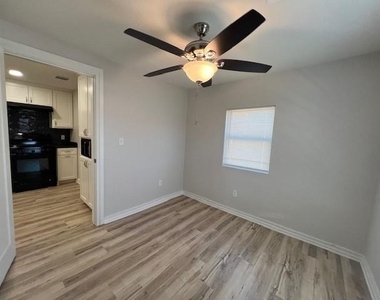 407 1/2 Walton Street - Photo Thumbnail 12
