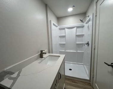 407 1/2 Walton Street - Photo Thumbnail 15