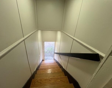 407 1/2 Walton Street - Photo Thumbnail 5