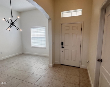 260 De Castro Avenue Se - Photo Thumbnail 3