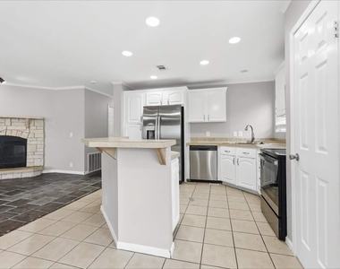 6133 River Pointe Drive - Photo Thumbnail 5