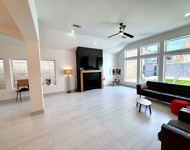 9822 Oak Point Drive - Photo Thumbnail 7