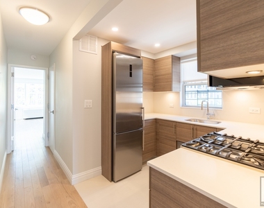 East 51st Street - Photo Thumbnail 5