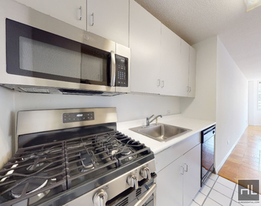 E 52nd St - Photo Thumbnail 1
