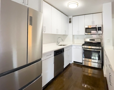 E 82 St - Photo Thumbnail 5