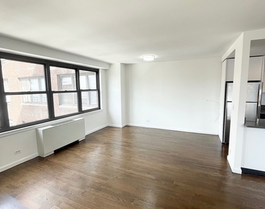 E 82 St - Photo Thumbnail 2
