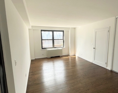 E 82 St - Photo Thumbnail 11