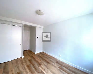 East 51 Street - Photo Thumbnail 3