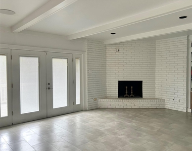 4910 Heatherglen Drive - Photo Thumbnail 4