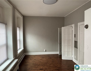 809 W Linden Street - Photo Thumbnail 3
