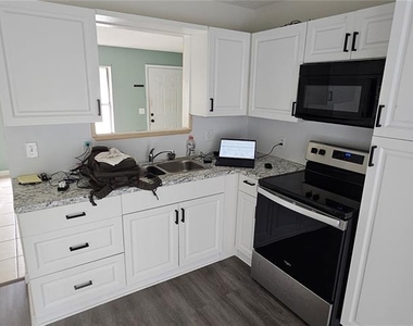 452 S Hill Avenue - Photo Thumbnail 3