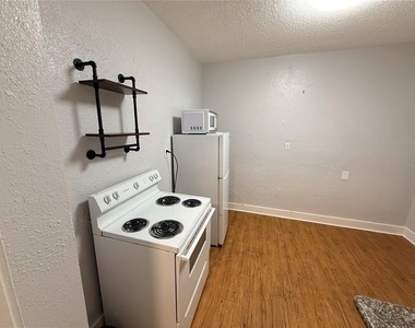 308 Grove Street N - Photo Thumbnail 15