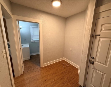 308 Grove Street N - Photo Thumbnail 10