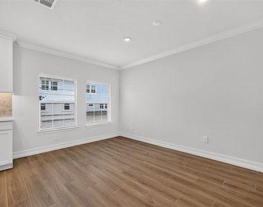 1439 West Chestnut Street - Photo Thumbnail 9