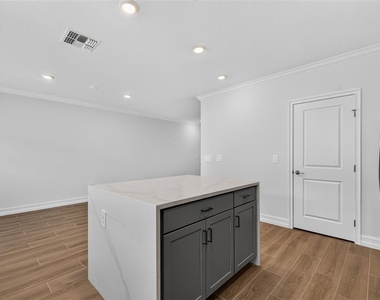 1439 West Chestnut Street - Photo Thumbnail 16