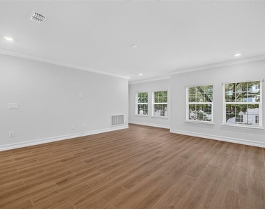 1439 West Chestnut Street - Photo Thumbnail 8