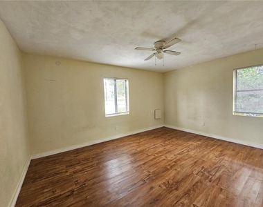 715 Longfellow Boulevard - Photo Thumbnail 8