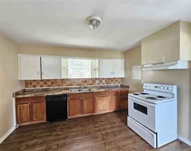 715 Longfellow Boulevard - Photo Thumbnail 6