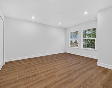 1445 West Chestnut Street - Photo Thumbnail 2