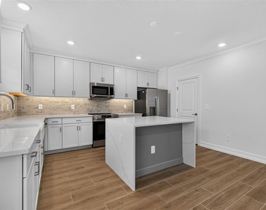 1445 West Chestnut Street - Photo Thumbnail 13