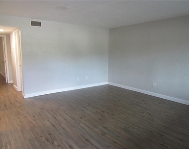 5900 22nd Avenue N - Photo Thumbnail 2