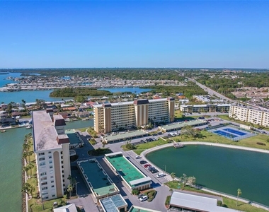 4550 Cove Circle - Photo Thumbnail 34
