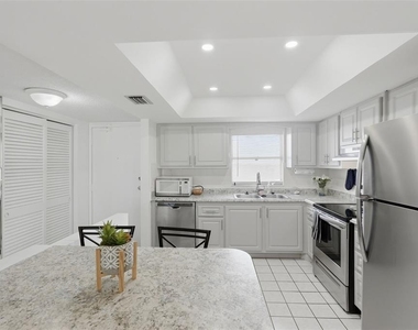 4550 Cove Circle - Photo Thumbnail 5