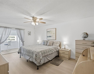 4550 Cove Circle - Photo Thumbnail 14
