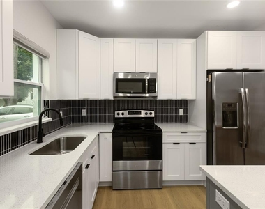 910 E Osborne Avenue - Photo Thumbnail 3